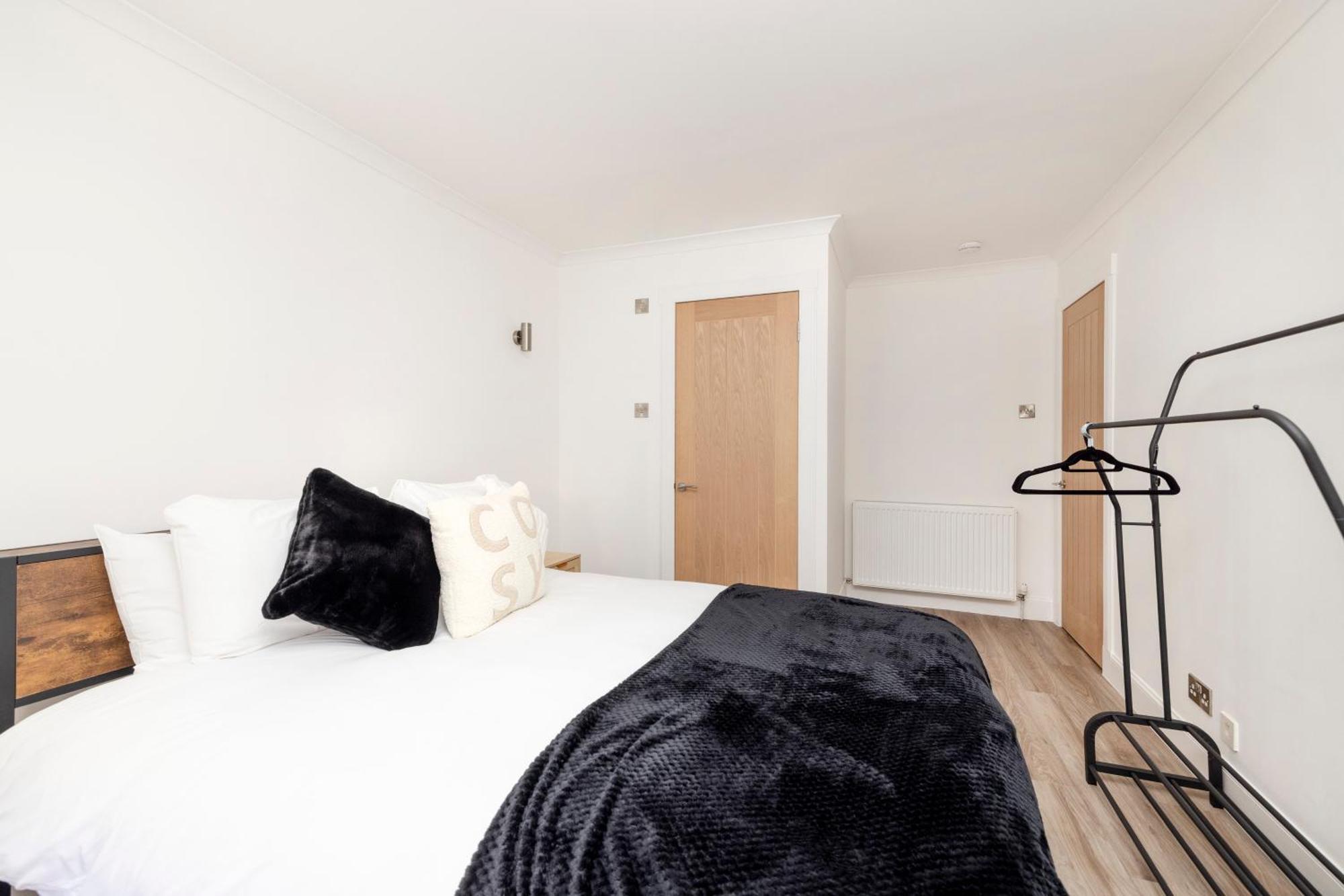 Joivy 3Br Flat In Haymarket With Free Parking Edinburg Exteriör bild